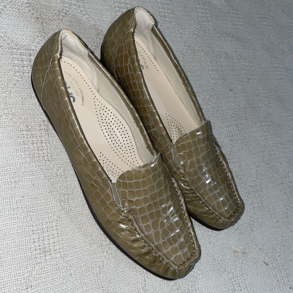 SAS Women’s Casual Shoes Size 9.5 N Beige Leather Gator Motif Going Out Comfort